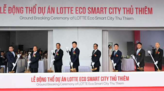 Groundbreaking ceremony for Lotte’s smart city in Ho Chi Minh on Sept. 2, 2022, attended by key officials such as Ho Chi Minh City People's Committee Chairman Phan Van Mai (third from left) and Lotte Group Chairman Shin Dong-bin (fourth from left) (Courtesy of Lotte)