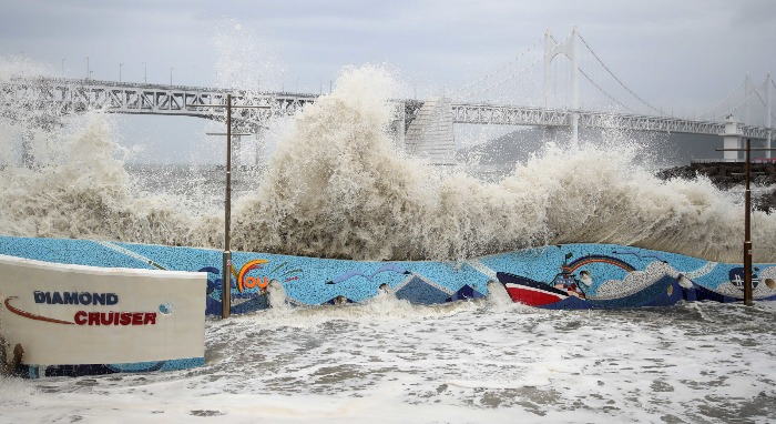 Typhoon　Hinnamnor　approaches　Busan,　South　Korea's　port　city,　on　Monday