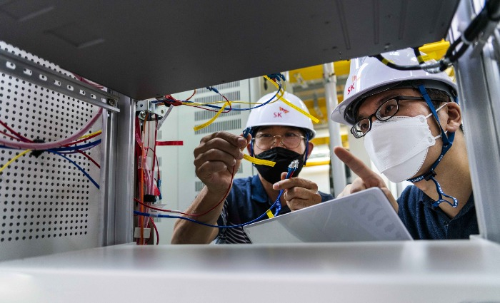 SK Telecom and SK Broadband engineers working together (Courtesy of SK Telecom)