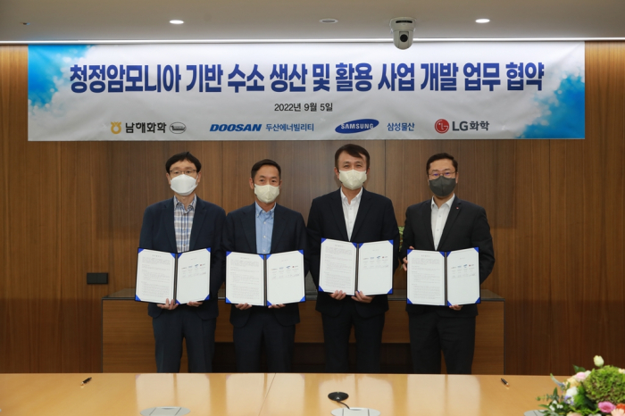 Namhae　Chemical　Vice　President　Park　Young-joon　(from　left),　Doosan　Enerbility　Head　of　EPC　Business　Park　In-won,　Samsung　C&T　Executive　Vice　President　Kim　Eung-sun　and　LG　Chem　Executive　Vice　President　Hur　Sung　Woo　pose　for　a　picture　after　signing　an　hydrogen　business　MOU　on　Sept.　5,　2022　(Courtesy　of　Samsung　C&T)