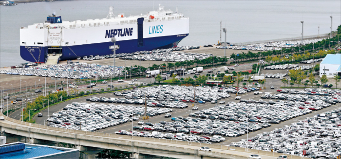 Cars　are　ready　to　be　loaded　at　Hyundai　Motor's　Ulsan　plant