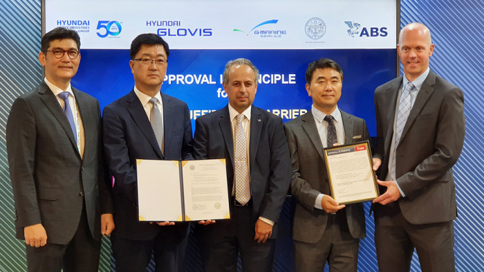 Korea　Shipbuilding　&　Offshore　Engineering　Chief　Technical　Officer　Kim　Sung-joon　(from　left),　Hyundai　Heavy　Industries　CTO　Joo　Won-ho,　Marshall　Islands’　Safety　&　Technical　Manager　Jason　Clifton-Samuel,　Hyundai　Glovis　Head　of　Shipping　Division　Kim　Tae-woo　and　American　Bureau　of　Shipping　Vice　President　Gareth　Burton　pose　for　a　picture　during　an　AiP　ceremony　on　Sept.　5,　2022,　in　Milan　(Courtesy　of　Hyundai　Glovis)