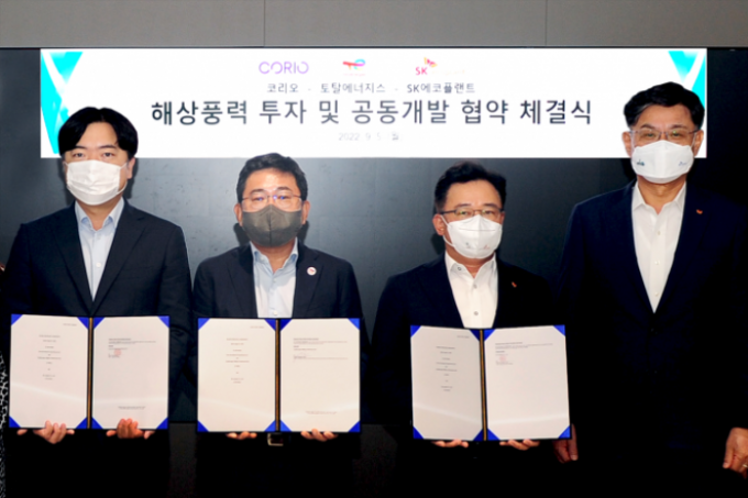 Choi Woo-jin (from left), Corio Generation Korea head, Shin Jung-won, TotalEnergies Korea chair, Park Kyung-il, SK Ecoplant CEO, Lee Wang-jae, SK Ecoplant's eco energy business managing director on Sept. 6, 2022 (Courtesy of SK Ecoplant)
