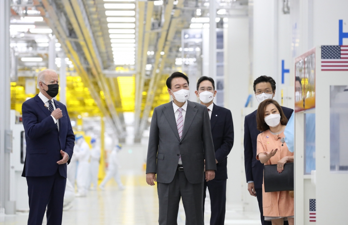 President　Yoon　Suk-yeol　and　his　US　counterpart　Joe　Biden　tour　Samsung's　Pyeongtaek　chip　plant
