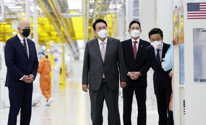 South Korean President Yoon Suk-yeol and US President Joe Biden tour Samsung Electronics’ complex in Pyeongtaek, guided by the company's Vice Chairman Jay Y. Lee (Courtesy of the South Korean Presidential Press Corps)
