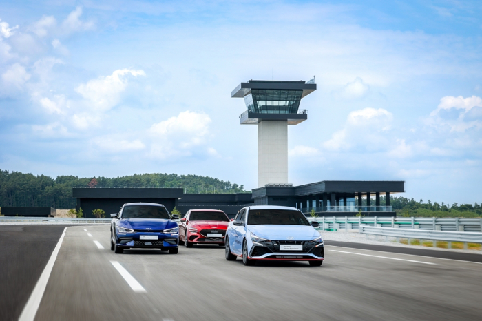 The　Hyundai　Elantra　N　(from　the　front),　the　Kia　EV6　and　the　Genesis　G70　cruise　the　HMG　Driving　Experience　Center　(Courtesy　of　Hyundai　Motor　Group)