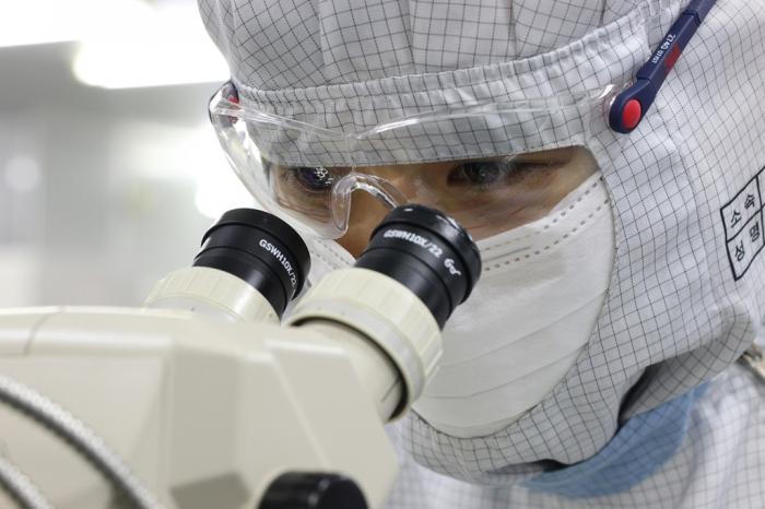 A　DB　Hitek　researcher　works　at　its　plant　in　South　Korea