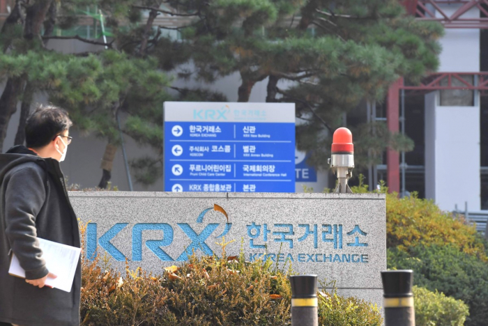 Currently, major shareholders report their transactions after deals are completed