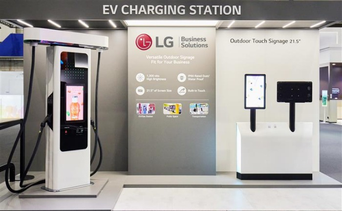 LG　Electronics　showcases　an　EV　charging　stall　at　ISE　2022　in　Barcelona,　Spain 