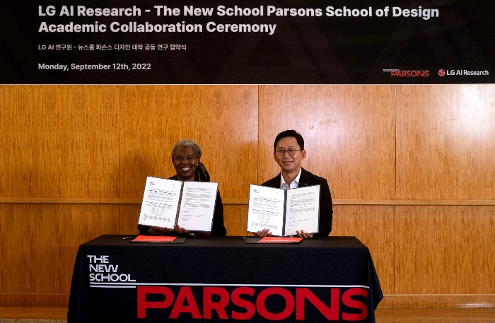 Interim　Executive　Dean　at　Parsons　School　of　Design　Yvonne　Watson　(left)　and　Chief　of　LG　AI　Research　Bae　Kyoung-hoon　at　a　signing　ceremony　on　Sept.　12