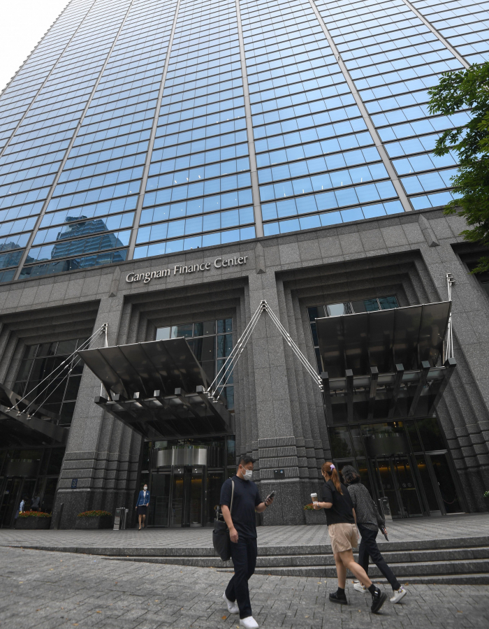 GIC　bought　the　Gangnam　Finance　Center　for　930　billion　won　in　2004