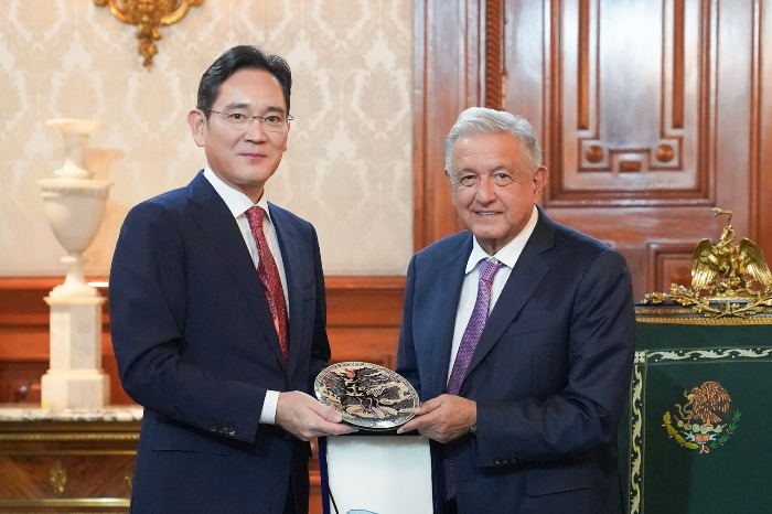Samsung Electronics Vice Chairman Jay Y. Lee (left) meets with Mexican President Andrés Manuel López Obrador on Sept. 8 during Lee's Mexico visit