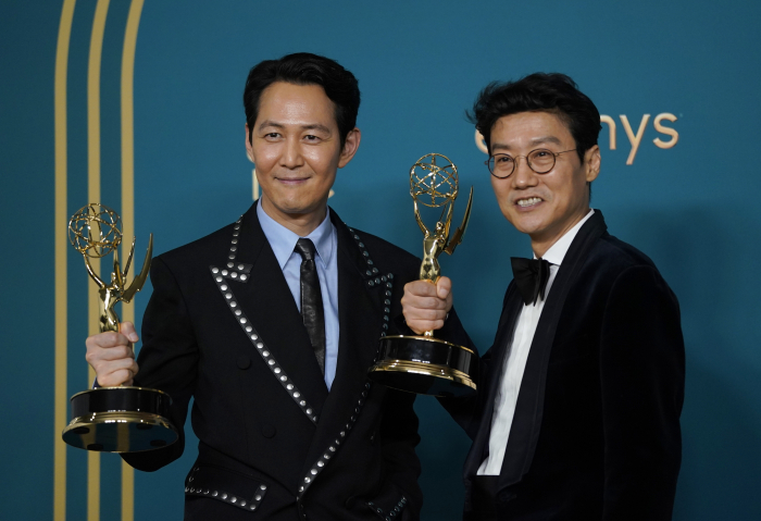 Lee Jung-jae (left), winner of the Emmy for Outstanding Lead Actor in a drama series for Squid Game, and Hwang Dong-hyuk, winner of the Emmy for Outstanding Directing for a drama series pose in the press room at the 74th Primetime Emmy Awards on Sept. 12, 2022, at the Microsoft Theater in Los Angeles. (Courtesy of AP, Yonhap)