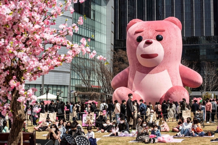 Lotte　Group　displayed　the　15-meter　tall　teddy　bear　on　the　lawn　in　front　of　Lotte　Tower　in　Seoul　in　April