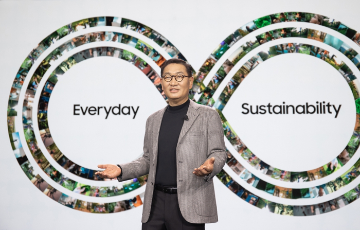 Samsung　Vice　Chairman　and　CEO　Han　Jong-hee　delivers　a　speech　on　sustainability　at　CES　2022