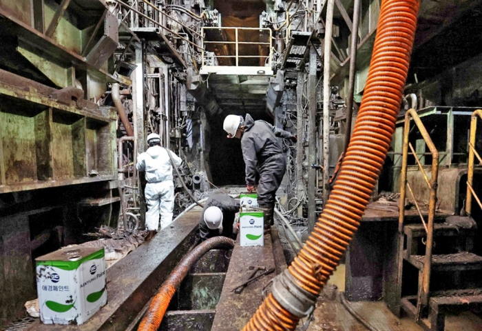 POSCO　employees　remove　mud　from　a　rolling　facility　at　typhoon-hit　Pohang　Steel　Works　on　Sept.　15,　2022　(Courtesy　of　POSCO)