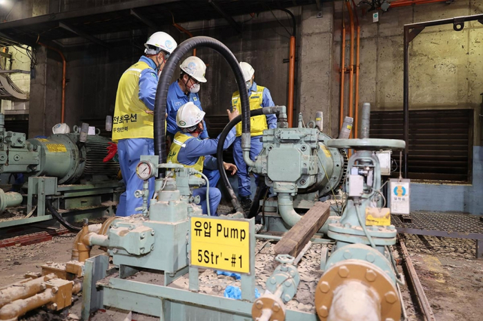 POSCO　contract　workers　repair　a　pump　at　typhoon-hit　Pohang　Steel　Works　on　Sept.　14,　2022　(Courtesy　of　POSCO)
