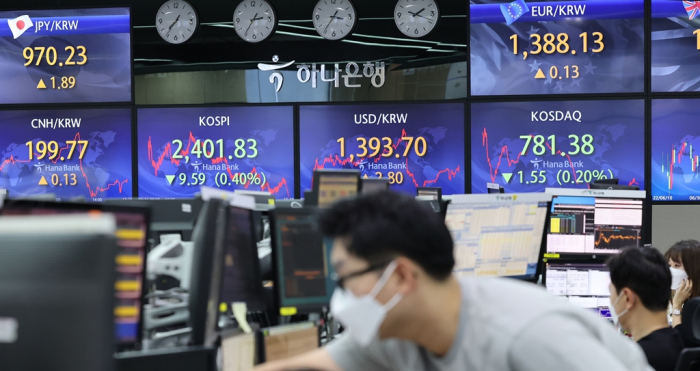 Hana　Bank's　financial　market　trading　floor　in　central　Seoul　on　Sept.　15,　2022.　The　won　currency　closed　the　domestic　currency　market　down　0.2%　at　1,393.7　against　the　dollar,　recovering　some　of　its　earlier　losses　as　South　Korea’s　foreign　exchange　authorities　were　suspected　of　selling　dollars,　traders　say　(Courtesy　of　Yonhap)