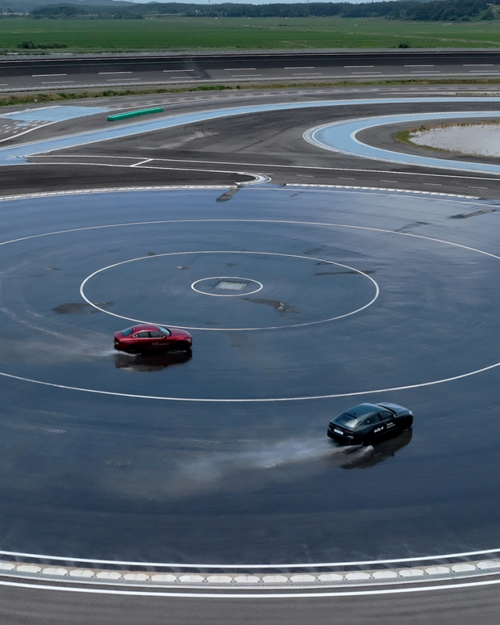 Drivers　try　racing　Hyundai’s　latest　models　at　Asia’s　largest　driving　center