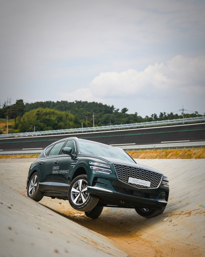 Drivers　try　racing　Hyundai’s　latest　models　at　Asia’s　largest　driving　center