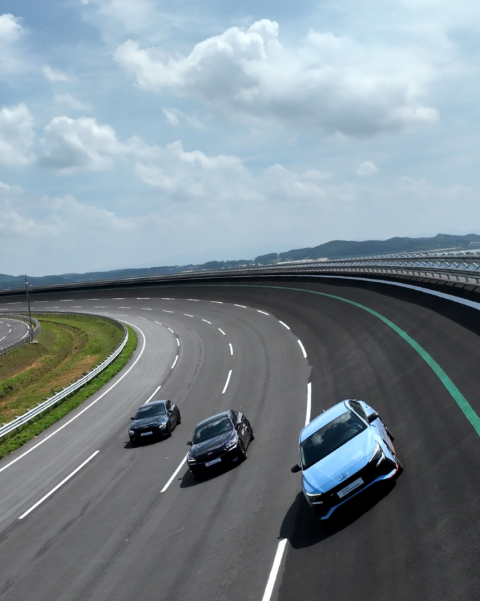 Drivers　try　racing　Hyundai’s　latest　models　at　Asia’s　largest　driving　center