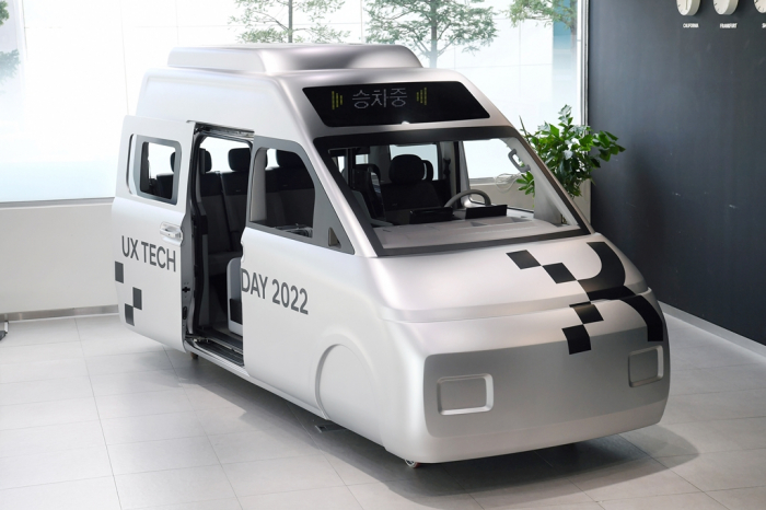 Hyundai's　PBV　test　car　for　airport　passenger　pickups　on　display　at　UX　Tech　Day　2022