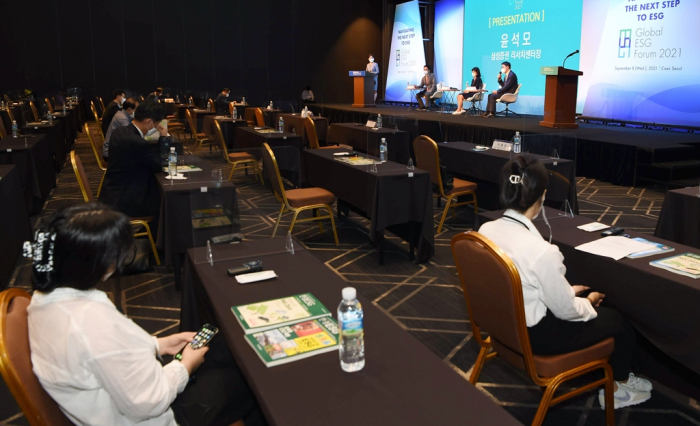 Truston　Chief　Investment　Officer　Lee　Won-seon　(middle　in　the　podium)　speaks　at　an　ESG　forum　by　The　Korea　Economic　Daily　in　2021　(File　Photo)