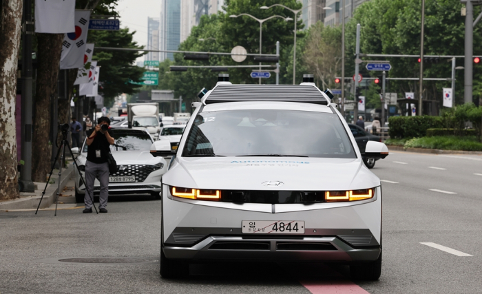 Hyundai　Autoever　test　drives　Hyundai　Motor's　autonomous　vehicle　RoboRide　in　southern　Seoul