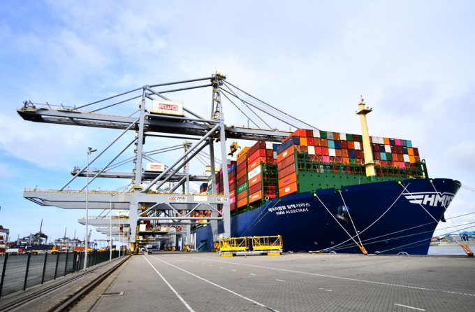 Korea is set to post a trade deficit for the sixth straight month in September for the first time in 25 years