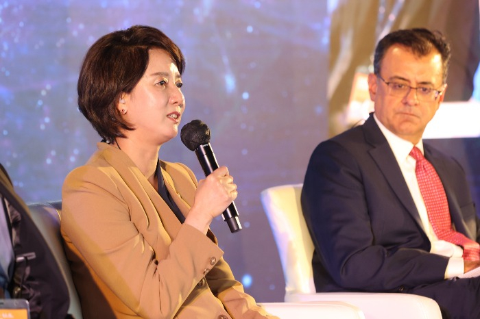 Korea's　Startup　Minister　Lee　pictured　with　Karan　Bhatia,　Global　Head　of　Government　Affairs　&　Public　Policy　at　Google