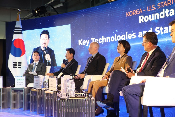 South Korea's Minister of SMEs and Startups Lee Young met with high-level executives of Google, Oracle, Hyundai Motor Co., and NAVER Cloud for a discussion on the topic of the core technology in the digital era in relation to the startup sector on Sept. 21, 2022