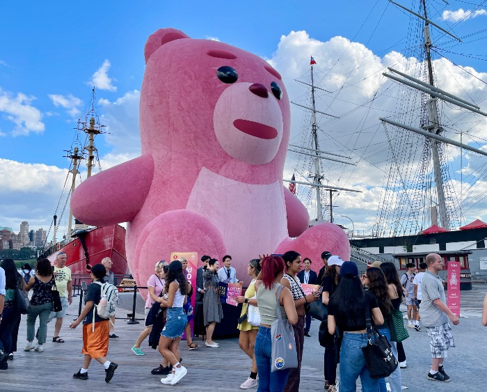 Bellygom　on　display　at　Manhattan's　Pier　17　in　New　York　City　(Courtesy　of　Lotte　Home　Shopping　Inc.)