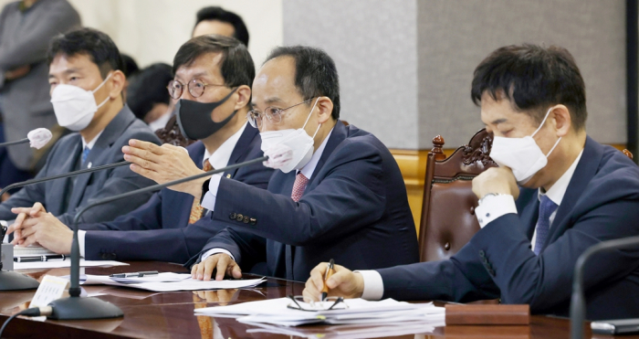 Finance　Minister　Choo　Kyung-ho　(third　from　left)　speaks　to　the　press　after　an　emergency　meeting　on　Sept.　22,　2022