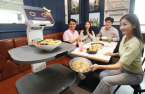 LG Elec., Uplus team up to expand service robot business