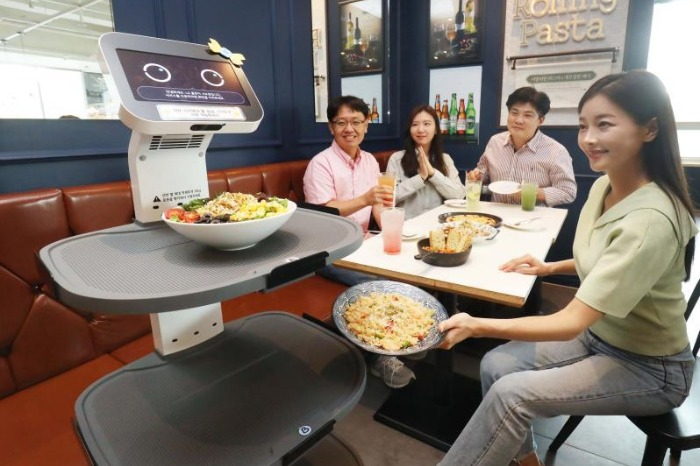 An　LG　CLOi　ServeBot　delivers　food　to　customers　in　a　restaurant　(Courtesy　of　LG　Electronics)