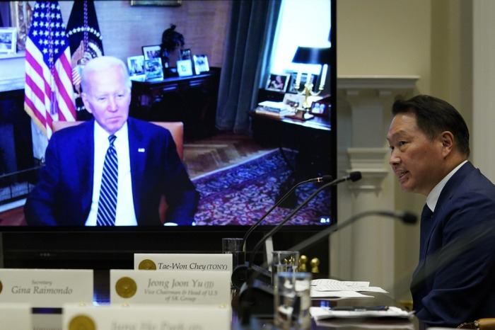 SK　Group　Chairman　Chey　Tae-won　video　conferences　with　US　President　Joe　Biden　during　his　visit　to　the　US　in　July