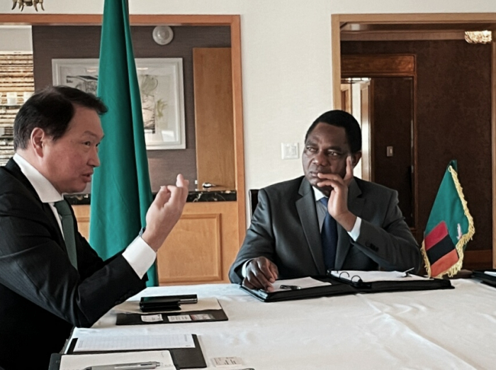 SK　Group　Chairman　Chey　Tae-won　(left)　meets　with　Zambian　President　Hakainde　Hichilema　on　Sept.　20,　2022,　in　New　York　(Courtesy　of　SK　Group)