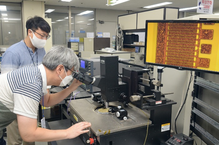 ETRI　researchers　have　developed　a　GaN　chip　in　Daejeon,　South　Korea