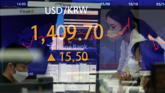 Hana Bank's financial market trading floor in central Seoul on Sept. 22, 2022 when the won closed domestic currency market trade down 1.1% at 1,409.7 against the dollar after hitting its weakest level since March 31, 2009