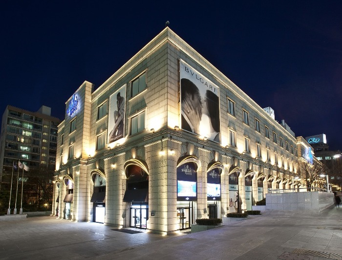 One　of　the　two　upscale　department　stores　in　Apgujeong,　Seoul　managed　by　Hanwha　Solutions　(Courtesy　of　Hanwha　Solutions)