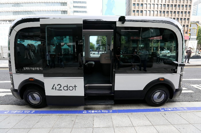 Autonomous　shuttle　with　a　demand　responsive　transit　(DRT)　system 