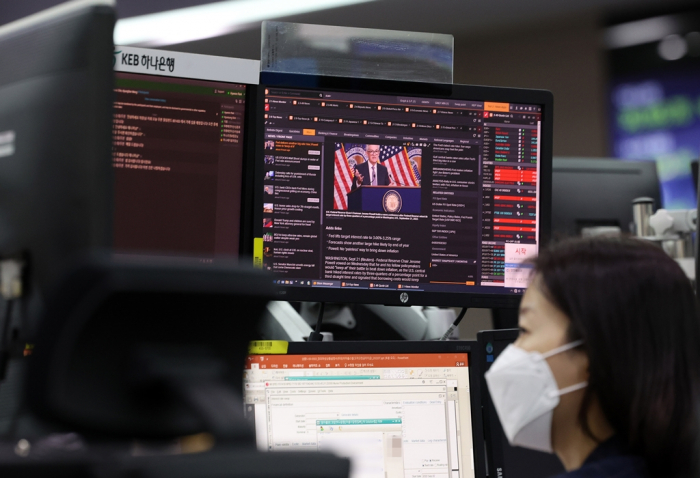 A　financial　market　trader　at　Hana　Bank’s　trading　floor　in　central　Seoul　checks　information　on　Sept.　23,　2022　(Courtesy　of　Yonhap)