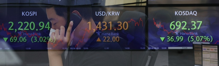 Hana Bank's financial market trading floor in central Seoul on Sept. 26, 2022