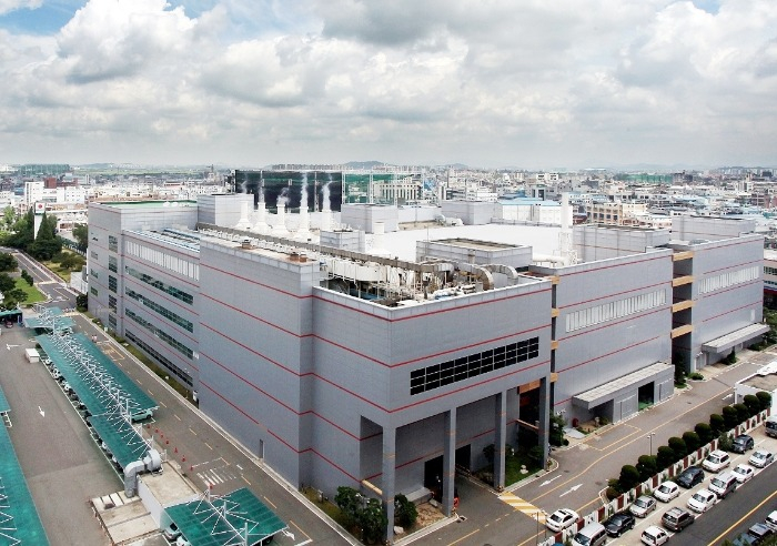 A　DB　HiTek　plant　in　Bucheon,　Gyeonggi　Province　(Courtesy　of　DB　HiTek)