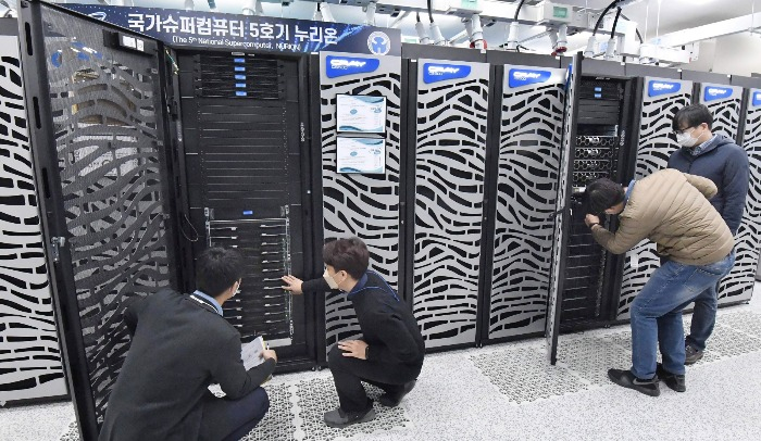 Researchers　test　South　Korea's　fifth-generation　national　supercomputer　Nurion　(Courtesy　of　the　KISTI)