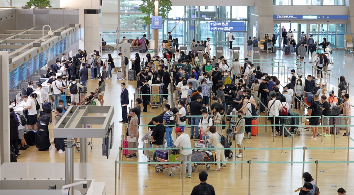 Outbound　travelers　line　up　to　check　in　at　Incheon　International　Airport,　South　Korea’s　hub　airport,　on　Sept.　14,　2022　(Courtesy　of　Yonhap)