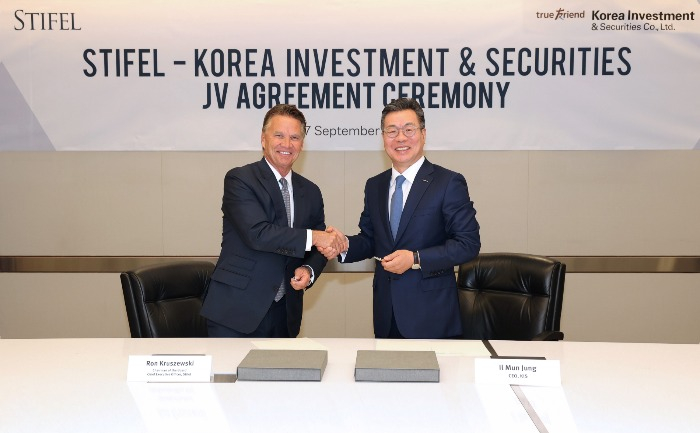 Jung　Il-moon,　CEO　of　Korea　Investment　&　Securities　(right),　poses　for　a　photograph　with　his　Stifel　counterpart　Ronald　Kruszewski　on　Sept.　27　(Courtesy　of　Korea　Investment　&　Securities)