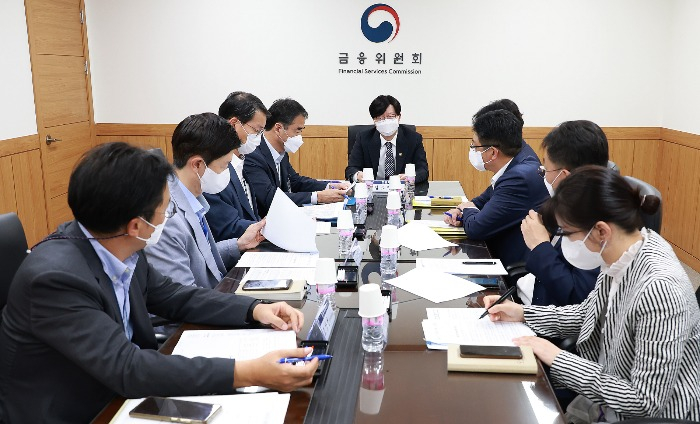 Financial　Services　Commission　Vice　Chairman　Kim　So-young　presides　over　a　meeting　to　discuss　market-supporting　measures　on　Sept.　28