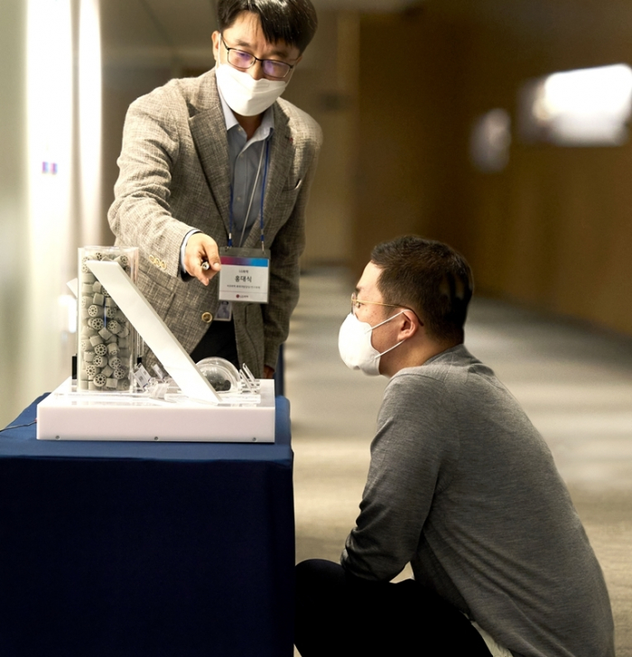 LG　Group　Chairman　Koo　(right)　is　briefed　on　carbon　reduction　technology　at　LG　Science　Park