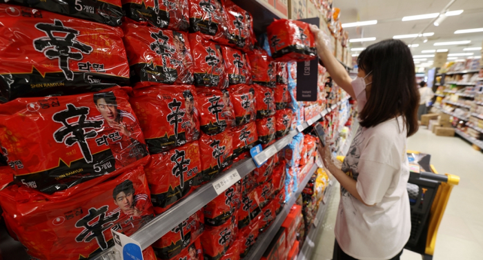 Nongshim　Shin　Ramyun　wrapped　in　packets　made　by　Youlchon　Chemical